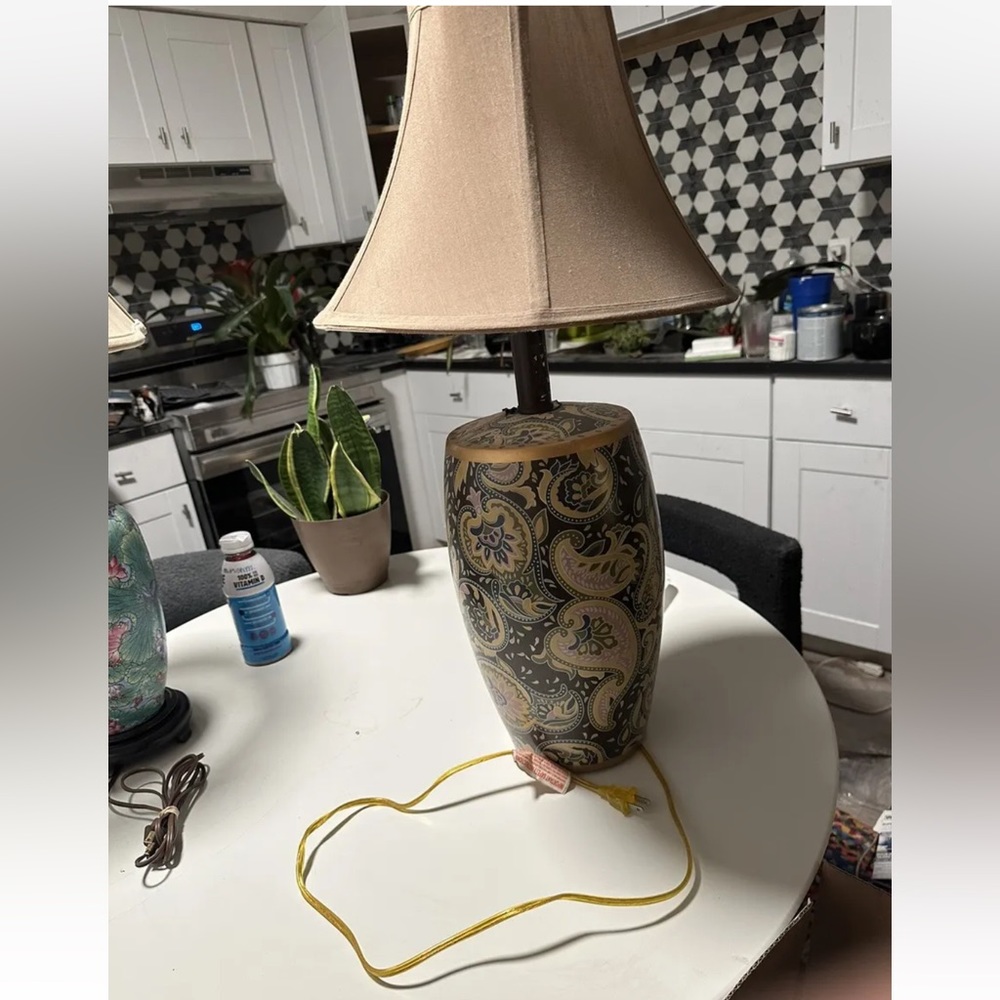 Vintage lamp portable luminarie bc-5079.

Beautiful hand painted vintage piece